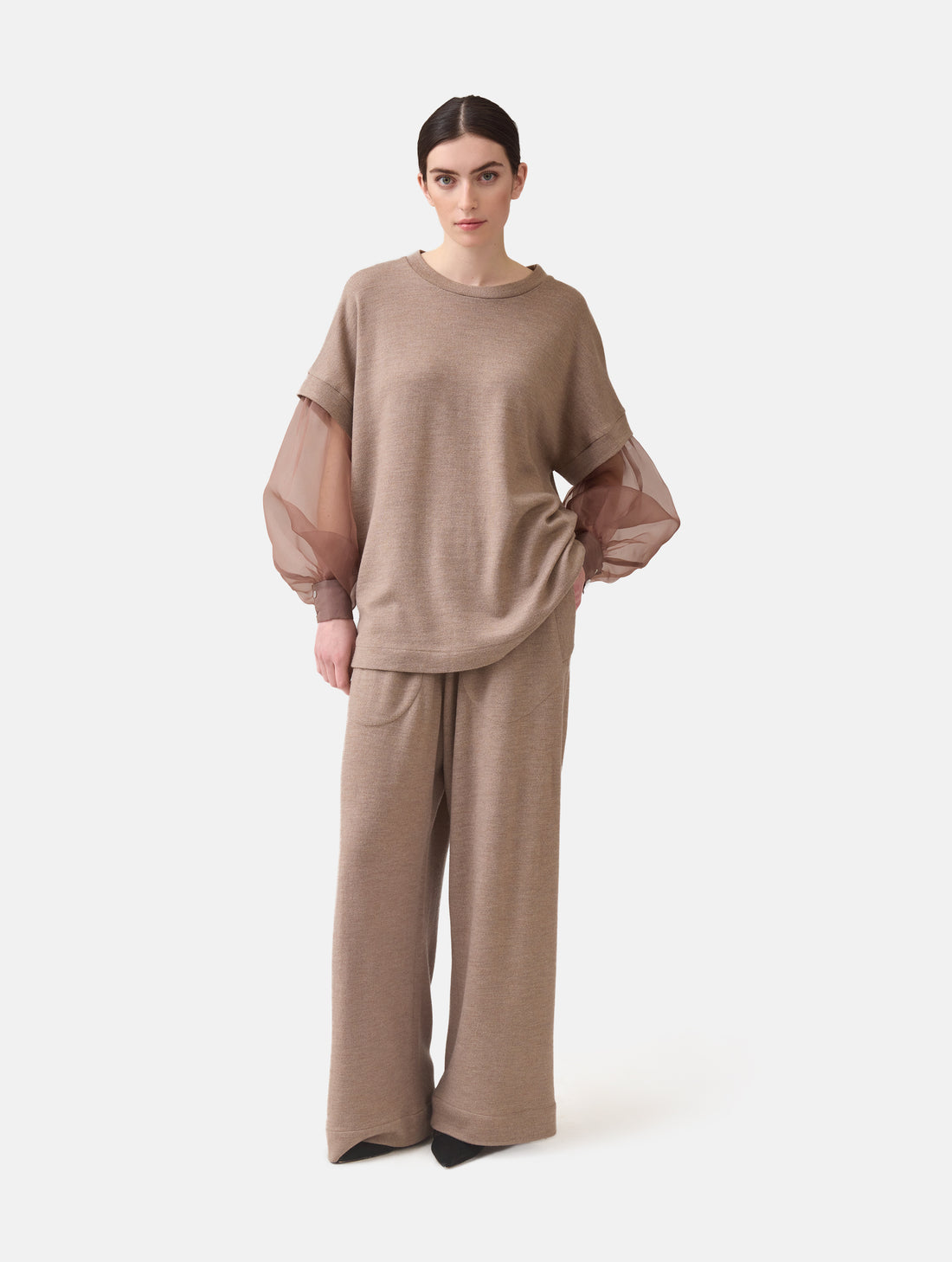 Locker geschnittener Rundauschnitt Pullover mit angesetzten weiten Bischofsärmeln aus feinem Organza mit Hemdmanschetten und Knöpfen. Dieses Modell ist Teil unserer REBORN-Linie und steht für unsere "Zero-Waste-Politik", da mit Stoff aus Altbestand gefertigt.