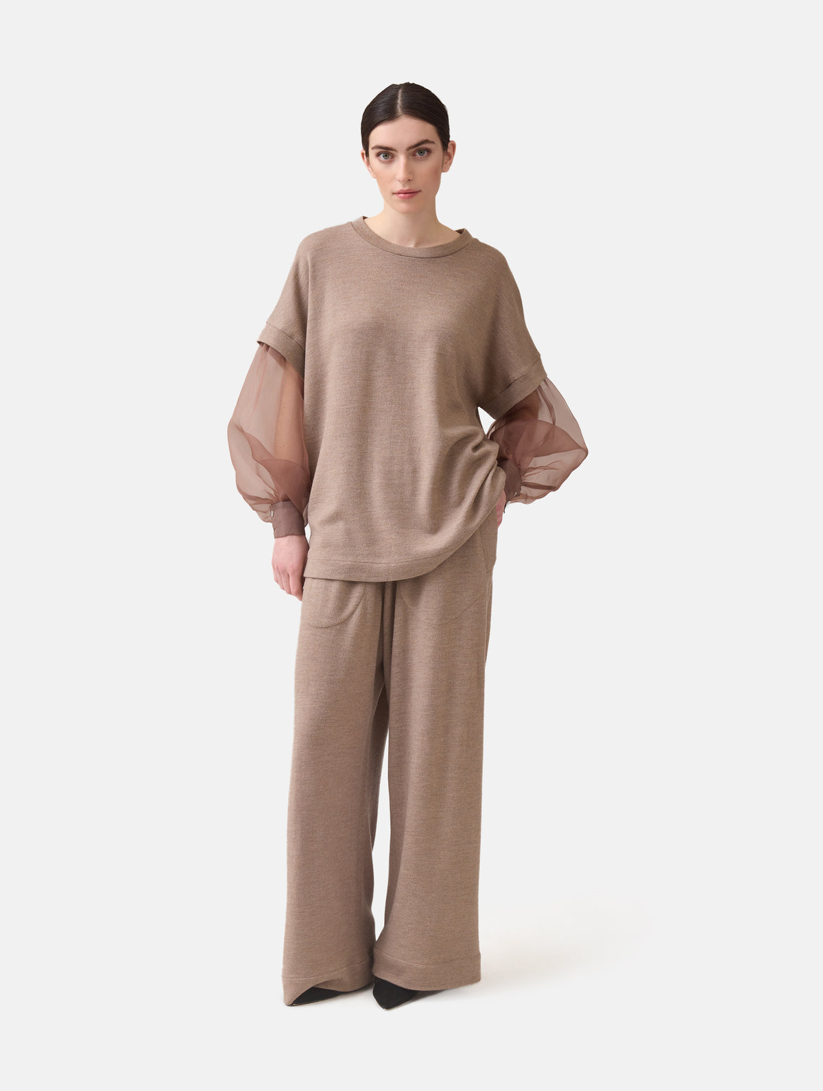 Locker geschnittener Rundauschnitt Pullover mit angesetzten weiten Bischofsärmeln aus feinem Organza mit Hemdmanschetten und Knöpfen. Dieses Modell ist Teil unserer REBORN-Linie und steht für unsere "Zero-Waste-Politik", da mit Stoff aus Altbestand gefertigt.