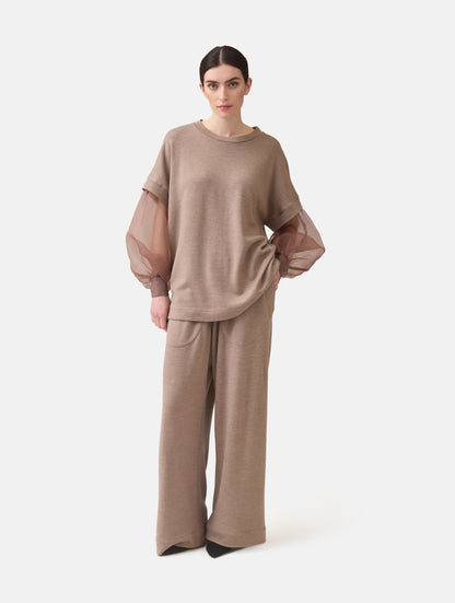 Locker geschnittener Rundauschnitt Pullover mit angesetzten weiten Bischofsärmeln aus feinem Organza mit Hemdmanschetten und Knöpfen. Dieses Modell ist Teil unserer REBORN-Linie und steht für unsere "Zero-Waste-Politik", da mit Stoff aus Altbestand gefertigt.
