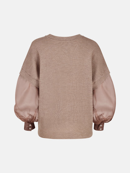 Locker geschnittener Rundauschnitt Pullover mit angesetzten weiten Bischofsärmeln aus feinem Organza mit Hemdmanschetten und Knöpfen. Dieses Modell ist Teil unserer REBORN-Linie und steht für unsere "Zero-Waste-Politik", da mit Stoff aus Altbestand gefertigt.