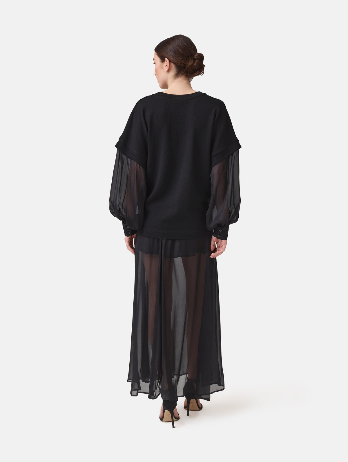 Locker geschnittener V-Auschnitt Pullover mit angesetzten weiten Bischofsärmeln aus feinem Seidenchiffon mit Hemdmanschetten und Knöpfen. Dieses Modell ist Teil unserer REBORN-Linie und steht für unsere "Zero-Waste-Politik", da mit Stoff aus Altbestand gefertigt.