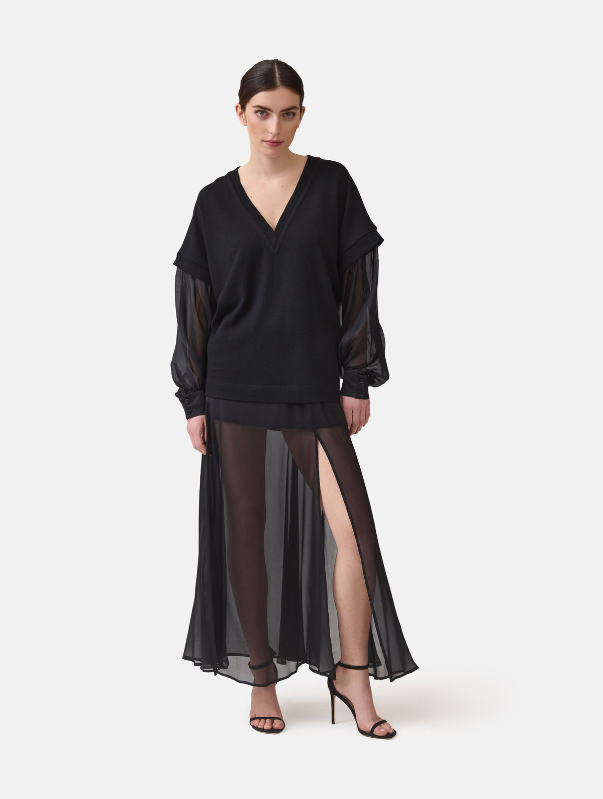 Locker geschnittener V-Auschnitt Pullover mit angesetzten weiten Bischofsärmeln aus feinem Seidenchiffon mit Hemdmanschetten und Knöpfen. Dieses Modell ist Teil unserer REBORN-Linie und steht für unsere "Zero-Waste-Politik", da mit Stoff aus Altbestand gefertigt.