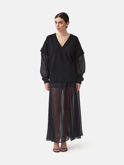 Locker geschnittener V-Auschnitt Pullover mit angesetzten weiten Bischofsärmeln aus feinem Seidenchiffon mit Hemdmanschetten und Knöpfen. Dieses Modell ist Teil unserer REBORN-Linie und steht für unsere "Zero-Waste-Politik", da mit Stoff aus Altbestand gefertigt.