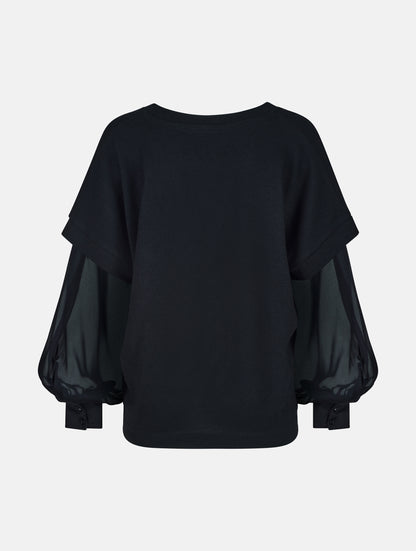 Locker geschnittener V-Auschnitt Pullover mit angesetzten weiten Bischofsärmeln aus feinem Seidenchiffon mit Hemdmanschetten und Knöpfen. Dieses Modell ist Teil unserer REBORN-Linie und steht für unsere "Zero-Waste-Politik", da mit Stoff aus Altbestand gefertigt.