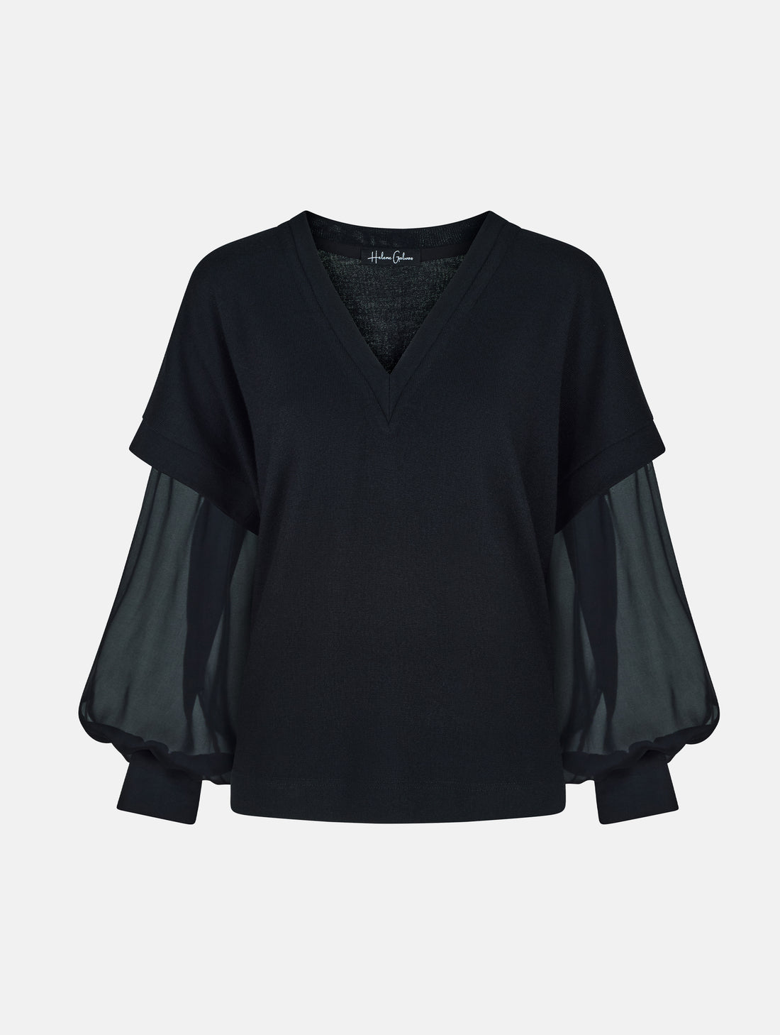 Locker geschnittener V-Auschnitt Pullover mit angesetzten weiten Bischofsärmeln aus feinem Seidenchiffon mit Hemdmanschetten und Knöpfen. Dieses Modell ist Teil unserer REBORN-Linie und steht für unsere "Zero-Waste-Politik", da mit Stoff aus Altbestand gefertigt.
