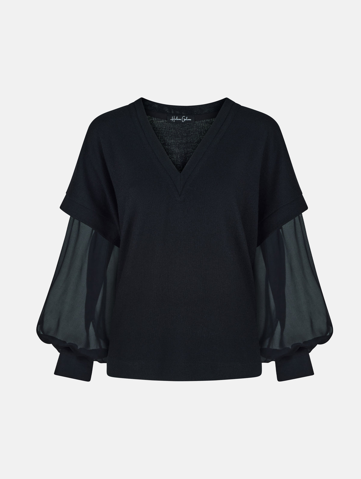 Locker geschnittener V-Auschnitt Pullover mit angesetzten weiten Bischofsärmeln aus feinem Seidenchiffon mit Hemdmanschetten und Knöpfen. Dieses Modell ist Teil unserer REBORN-Linie und steht für unsere "Zero-Waste-Politik", da mit Stoff aus Altbestand gefertigt.