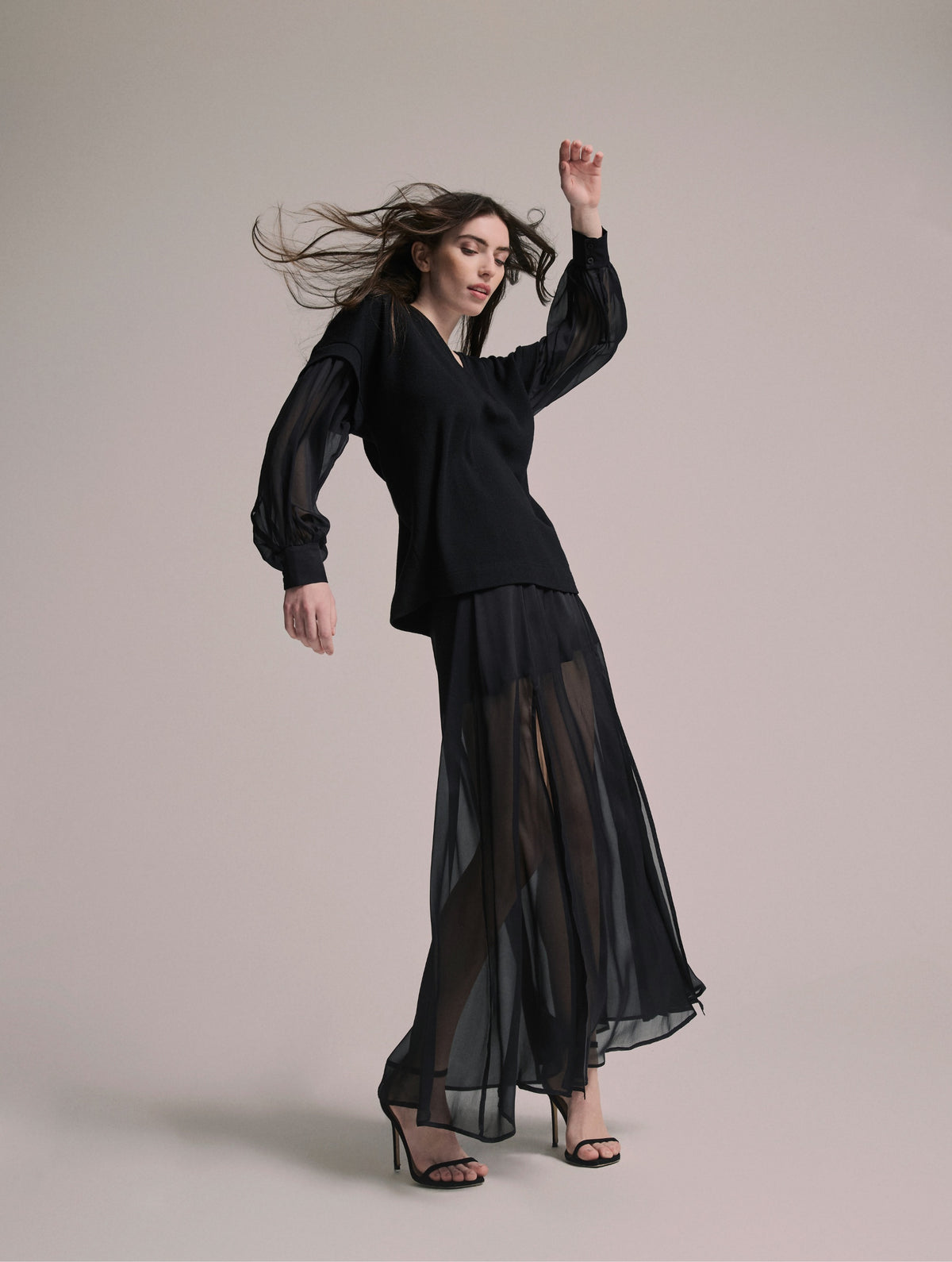 Locker geschnittener V-Auschnitt Pullover mit angesetzten weiten Bischofsärmeln aus feinem Seidenchiffon mit Hemdmanschetten und Knöpfen. Dieses Modell ist Teil unserer REBORN-Linie und steht für unsere "Zero-Waste-Politik", da mit Stoff aus Altbestand gefertigt.