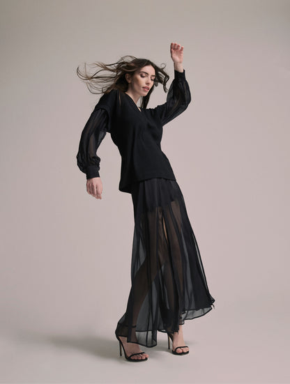 Locker geschnittener V-Auschnitt Pullover mit angesetzten weiten Bischofsärmeln aus feinem Seidenchiffon mit Hemdmanschetten und Knöpfen. Dieses Modell ist Teil unserer REBORN-Linie und steht für unsere "Zero-Waste-Politik", da mit Stoff aus Altbestand gefertigt.