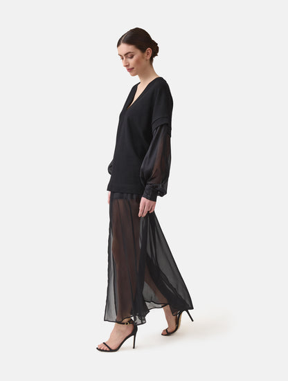 Locker geschnittener V-Auschnitt Pullover mit angesetzten weiten Bischofsärmeln aus feinem Seidenchiffon mit Hemdmanschetten und Knöpfen. Dieses Modell ist Teil unserer REBORN-Linie und steht für unsere "Zero-Waste-Politik", da mit Stoff aus Altbestand gefertigt.