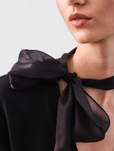 Locker geschnittener V-Ausschnitt-Pullover mit integriertem langen und schmalen Chiffon-Seidenschal.   Dieses Modell ist Teil unserer REBORN-Kollektion und steht für unsere "Zero-Waste-Politik".