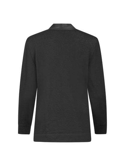 Locker geschnittener V-Ausschnitt-Pullover mit integriertem langen und schmalen Chiffon-Seidenschal.   Dieses Modell ist Teil unserer REBORN-Kollektion und steht für unsere &quot;Zero-Waste-Politik&quot;.