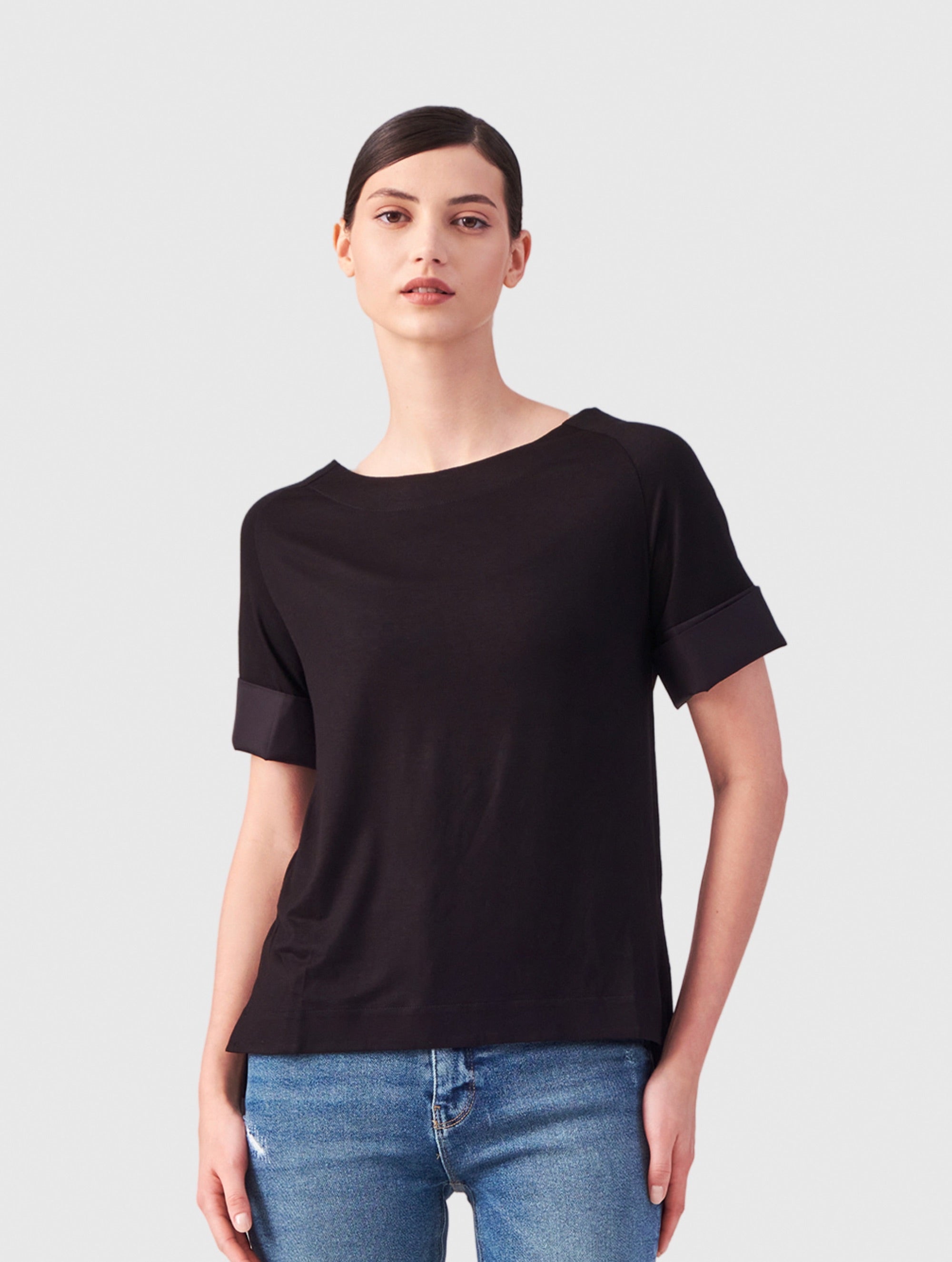 Jersey-T-Shirt mit Bateau-Ausschnitt, Seitenschlitzen und Bündchendetails aus weißer Baumwolle. Dieses Modell ist Teil unserer REBORN-Kollektion und steht für unsere &quot;Zero-Waste-Politik&quot;.