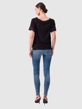 Jersey-T-Shirt mit Bateau-Ausschnitt, Seitenschlitzen und Bündchendetails aus weißer Baumwolle. Dieses Modell ist Teil unserer REBORN-Kollektion und steht für unsere "Zero-Waste-Politik".