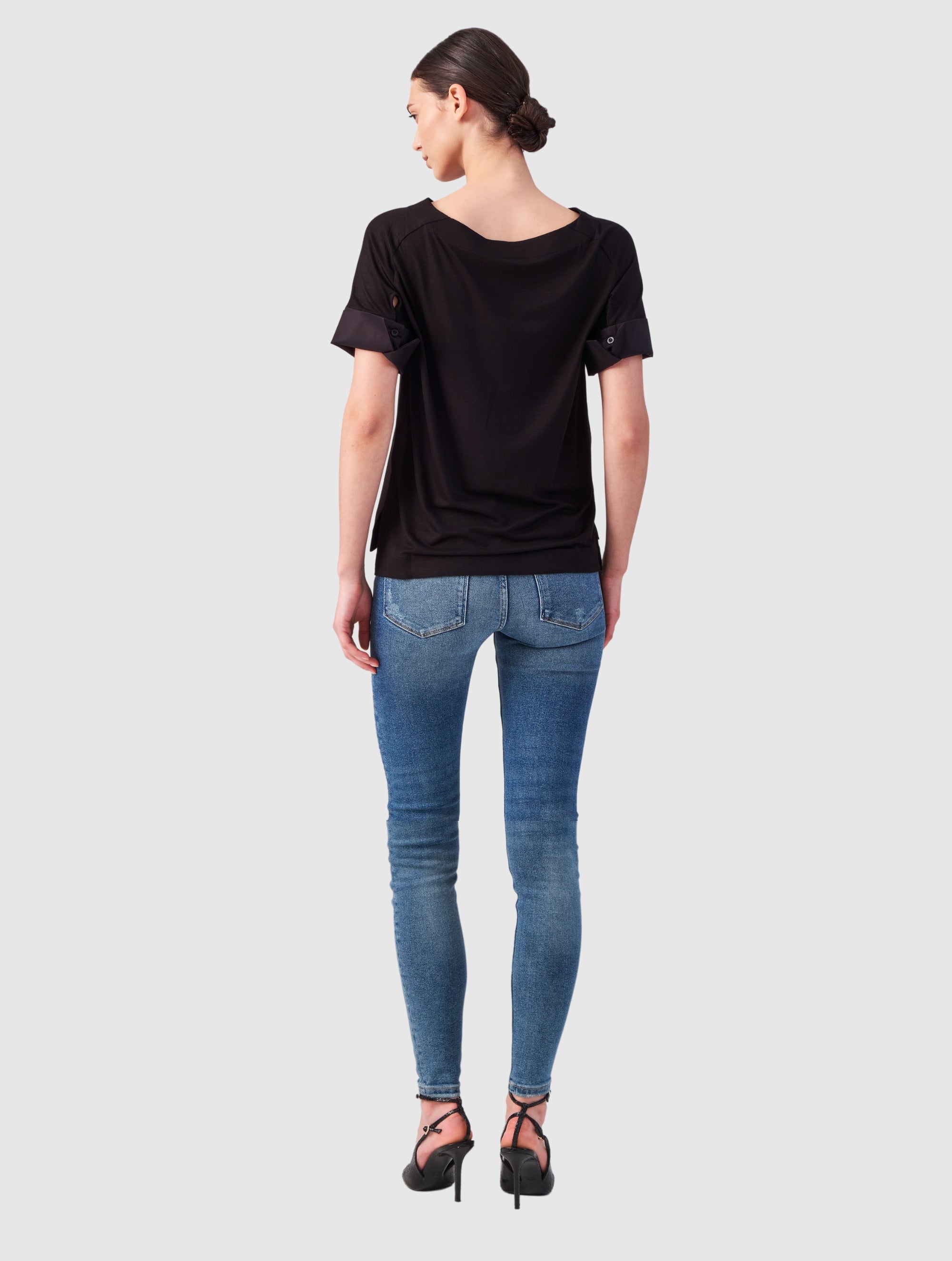 Jersey-T-Shirt mit Bateau-Ausschnitt, Seitenschlitzen und Bündchendetails aus weißer Baumwolle. Dieses Modell ist Teil unserer REBORN-Kollektion und steht für unsere "Zero-Waste-Politik".