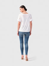 Jersey-T-Shirt mit Bateau-Ausschnitt, Seitenschlitzen und Bündchendetails aus weißer Baumwolle. Dieses Modell ist Teil unserer REBORN-Kollektion und steht für unsere "Zero-Waste-Politik".