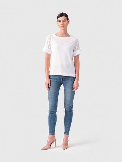 Jersey-T-Shirt mit Bateau-Ausschnitt, Seitenschlitzen und Bündchendetails aus weißer Baumwolle. Dieses Modell ist Teil unserer REBORN-Kollektion und steht für unsere &quot;Zero-Waste-Politik&quot;.