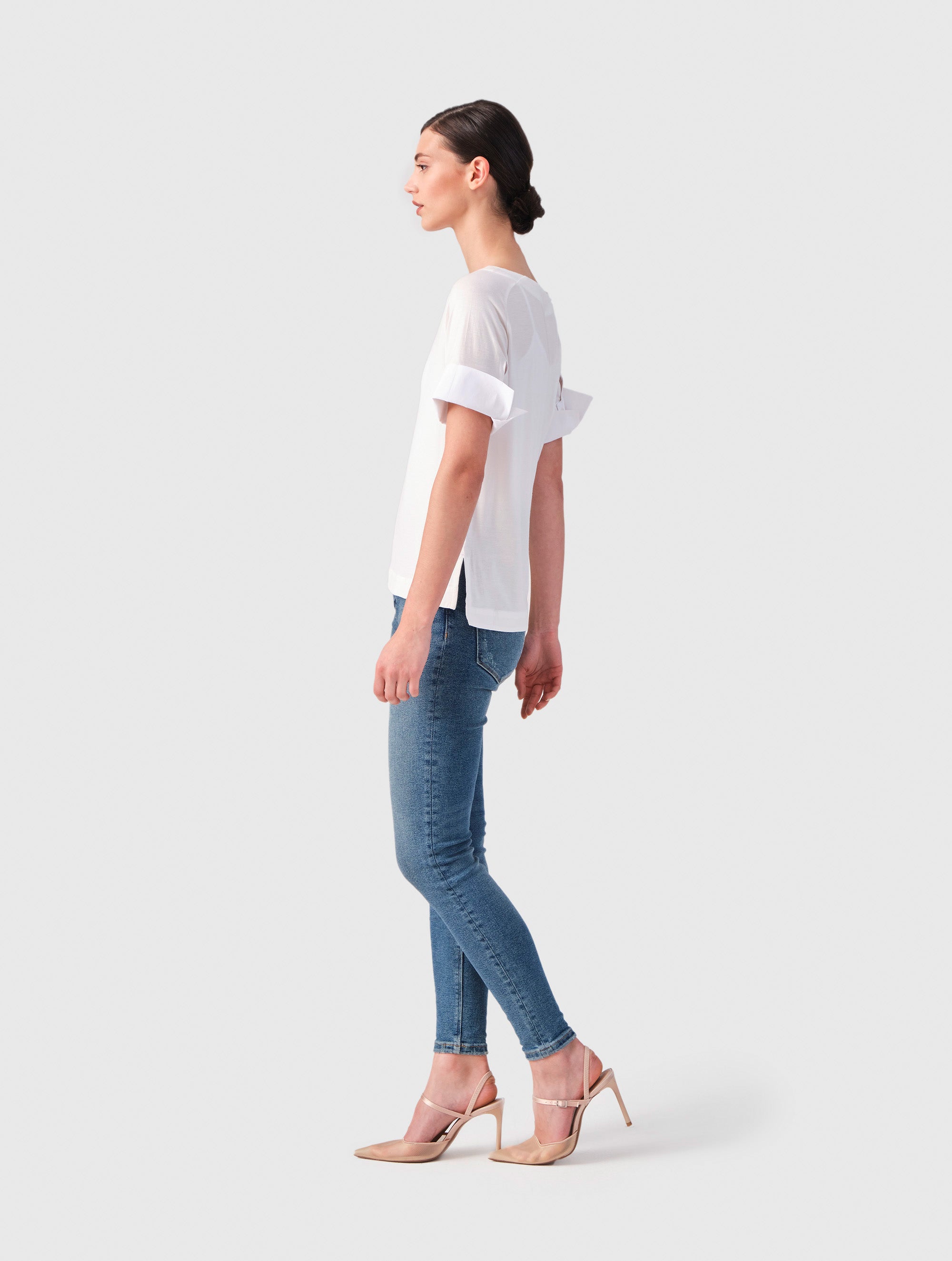 Jersey-T-Shirt mit Bateau-Ausschnitt, Seitenschlitzen und Bündchendetails aus weißer Baumwolle. Dieses Modell ist Teil unserer REBORN-Kollektion und steht für unsere "Zero-Waste-Politik".