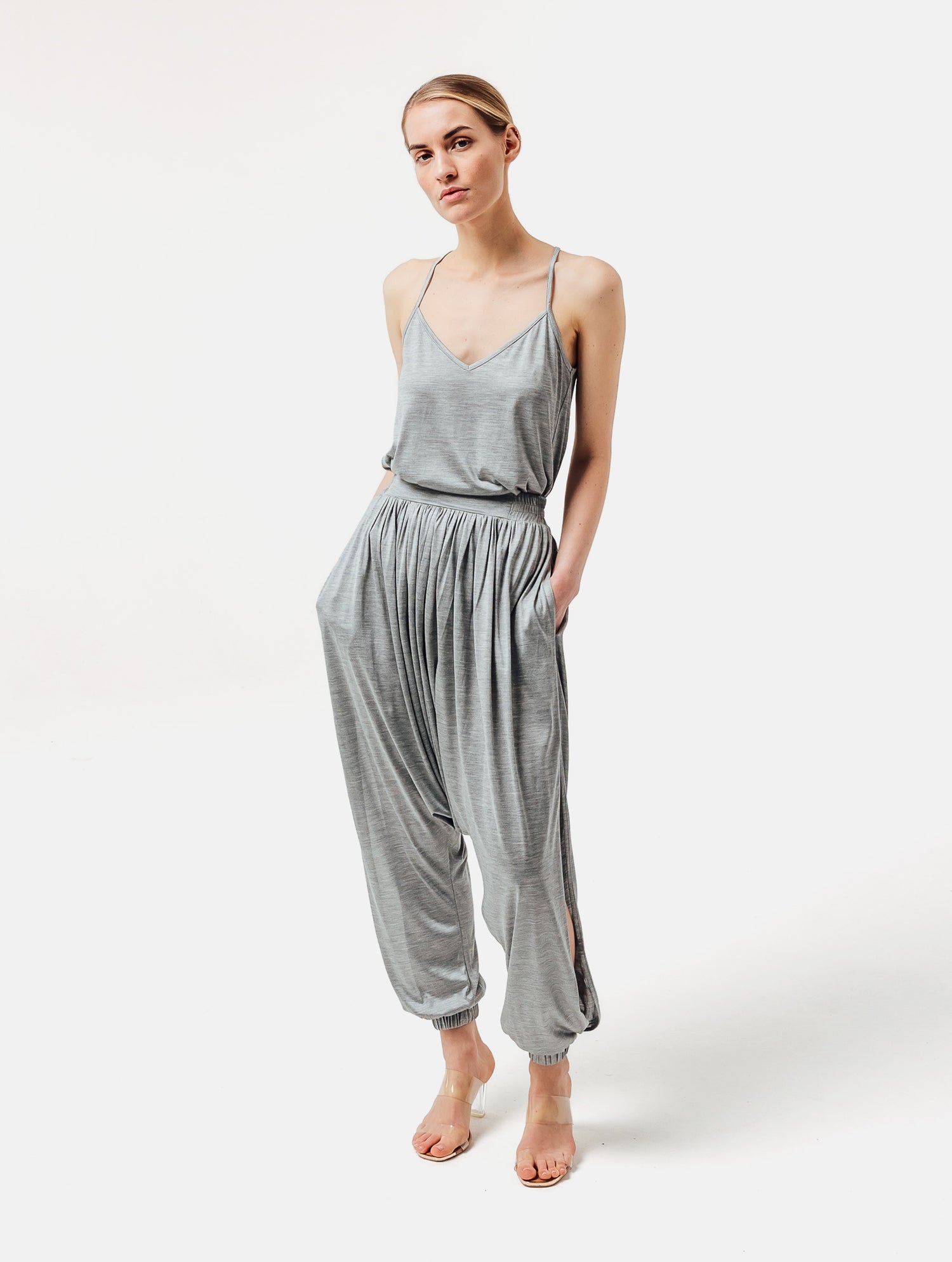 Lockere Sarouelhose aus luxurösem Seidenjersey für hohen Tragekomfort und edlen Look mit seitlichen Schlitzen.