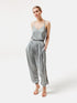 Lockere Sarouelhose aus luxurösem Seidenjersey für hohen Tragekomfort und edlen Look mit seitlichen Schlitzen.