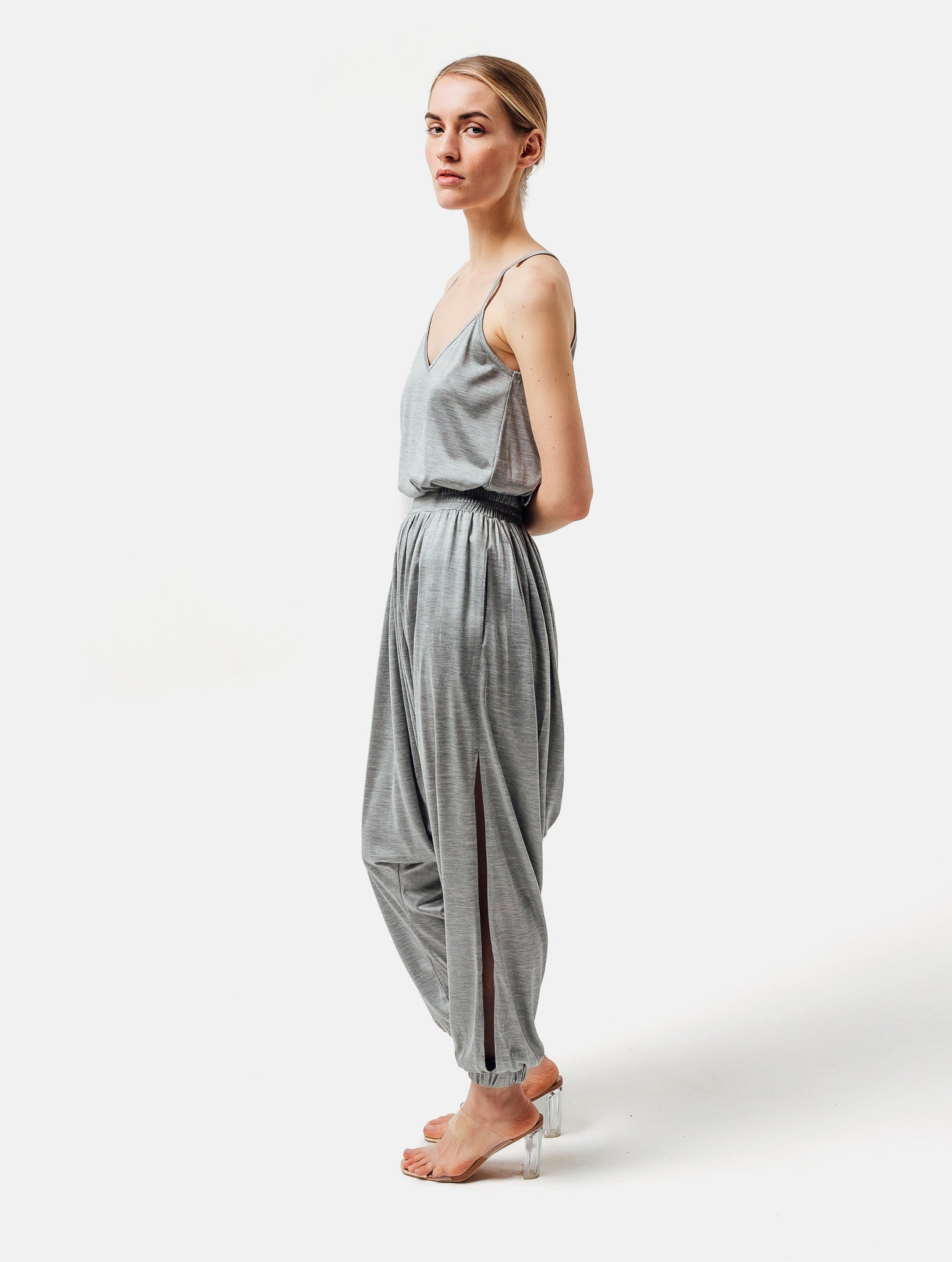 Lockere Sarouelhose aus luxurösem Seidenjersey für hohen Tragekomfort und edlen Look mit seitlichen Schlitzen.