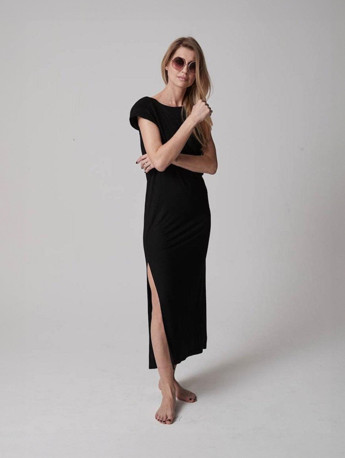 Midi-Schlauchkleid aus Edel-Jersey mit rundem Ausschnitt, Schulterpolstern und Schlitz an der Seite.