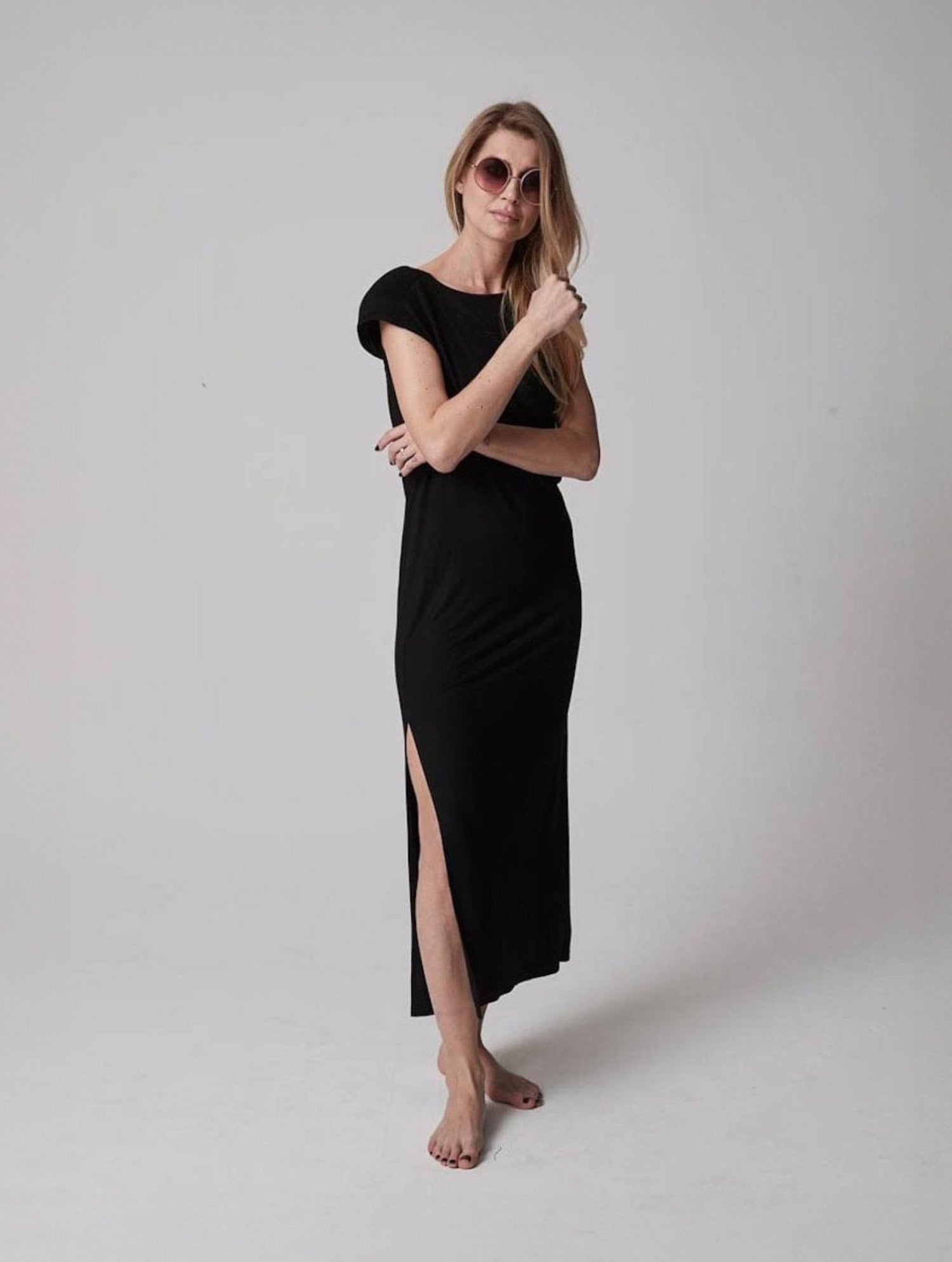 Midi-Schlauchkleid aus Edel-Jersey mit rundem Ausschnitt, Schulterpolstern und Schlitz an der Seite.