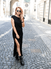 Midi-Schlauchkleid aus Edel-Jersey mit rundem Ausschnitt, Schulterpolstern und Schlitz an der Seite