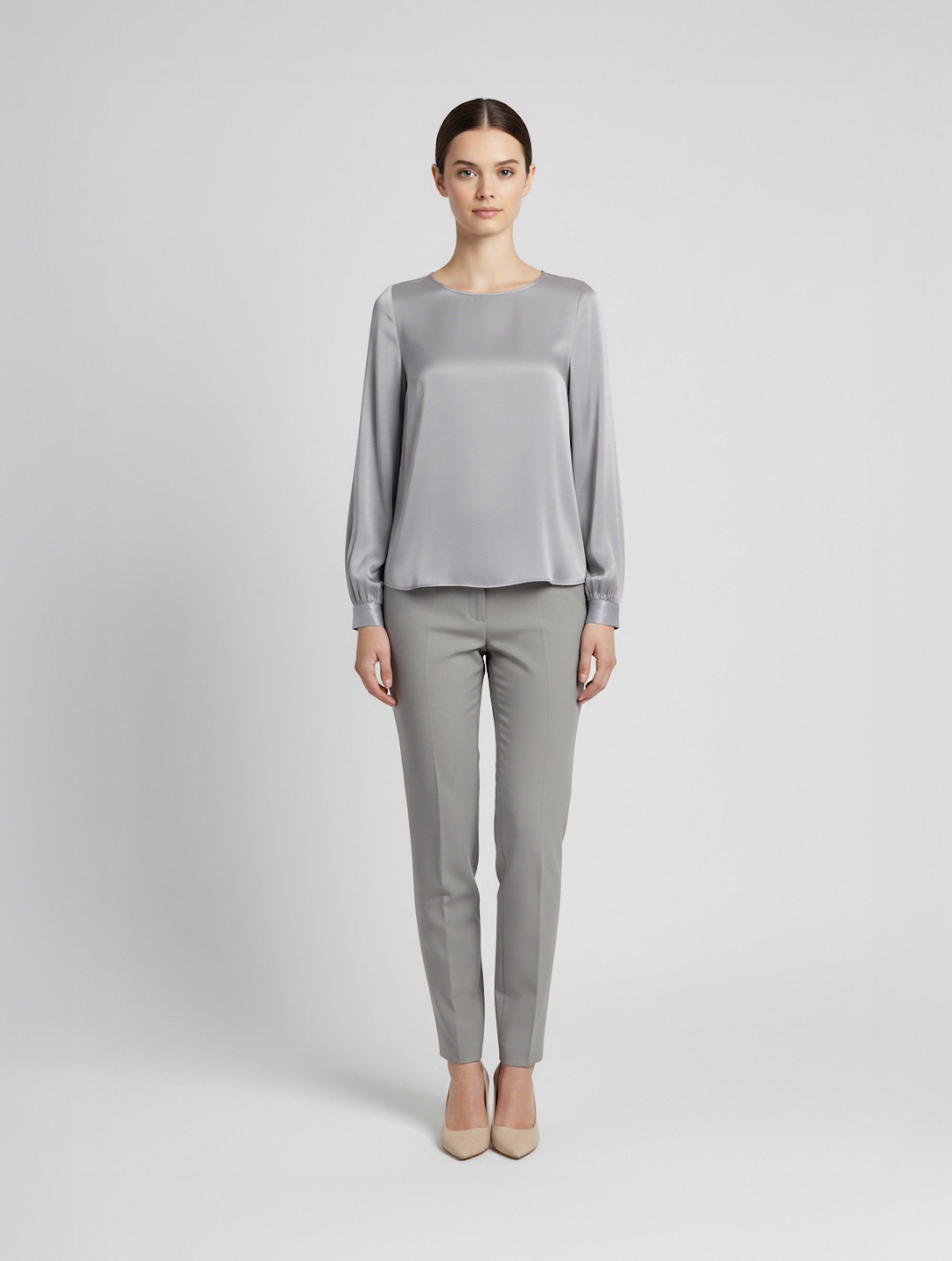 Langarm Seidenbluse mit Rundhalsausschnitt und Knopf im Nackenbereich.