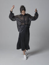 Wunderschöne Bluse aus edler, transparenter italienischer Seide, aufwendig angefertigte Rüschen am Kragen sowie handbezogene Knöpfe und von Hand gerissene Kanten