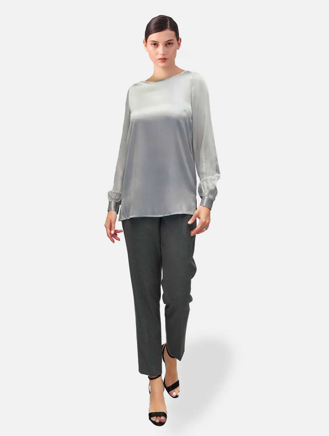 Langarm Seidenbluse mit Rundhalsausschnitt und Knopf im Nackenbereich.