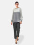 Langarm Seidenbluse mit Rundhalsausschnitt und Knopf im Nackenbereich.