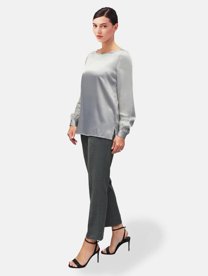 Langarm Seidenbluse mit Rundhalsausschnitt und Knopf im Nackenbereich.