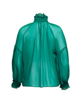 Wunderschöne Bluse aus edler, transparenter italienischer Seide, aufwendig angefertigte Rüschen am Kragen sowie handbezogene Knöpfe und von Hand gerissene Kanten