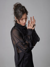 Wunderschöne Bluse aus edler, transparenter italienischer Seide, aufwendig angefertigte Rüschen am Kragen sowie handbezogene Knöpfe und von Hand gerissene Kanten