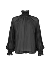 Wunderschöne Bluse aus edler, transparenter italienischer Seide, aufwendig angefertigte Rüschen am Kragen sowie handbezogene Knöpfe und von Hand gerissene Kanten