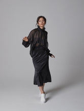 Wunderschöne Bluse aus edler, transparenter italienischer Seide, aufwendig angefertigte Rüschen am Kragen sowie handbezogene Knöpfe und von Hand gerissene Kanten