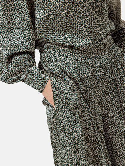 Weit geschnittene Hose mit elastischen Hosenbund, mit mehreren Abnähern am Bund, seitlichen Eingriffstaschen, aus hochwertigster bedruckter Seide gefertigt. Dieses Modell ist Teil unserer REBORN-Linie und steht für unsere "Zero-Waste-Politik", da mit Stoff aus Altbestand gefertigt.