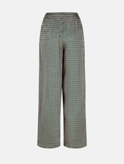Weit geschnittene Hose mit elastischen Hosenbund, mit mehreren Abnähern am Bund, seitlichen Eingriffstaschen, aus hochwertigster bedruckter Seide gefertigt. Dieses Modell ist Teil unserer REBORN-Linie und steht für unsere "Zero-Waste-Politik", da mit Stoff aus Altbestand gefertigt.