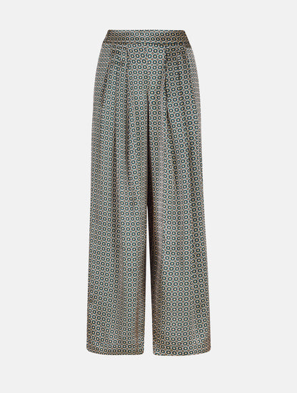 Weit geschnittene Hose mit elastischen Hosenbund, mit mehreren Abnähern am Bund, seitlichen Eingriffstaschen, aus hochwertigster bedruckter Seide gefertigt. Dieses Modell ist Teil unserer REBORN-Linie und steht für unsere "Zero-Waste-Politik", da mit Stoff aus Altbestand gefertigt.