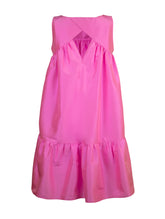 leid aus 100% Dupionseide, weitere Passform, Gürtel an der Taille und auffälliger Volant am Saum sowie ein eleganter Rückenausschnitt