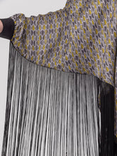 Bedrucktes Seidenponcho-Kleid mit langen Fransen aus schwarzer Viskose und schwarzen Seidensatin-Details an Kragen und Manschetten. Hergestellt aus Naturfaser.