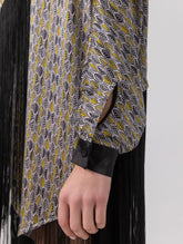 Bedrucktes Seidenponcho-Kleid mit langen Fransen aus schwarzer Viskose und schwarzen Seidensatin-Details an Kragen und Manschetten. Hergestellt aus Naturfaser.