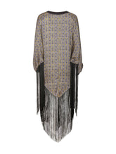 Bedrucktes Seidenponcho-Kleid mit langen Fransen aus schwarzer Viskose und schwarzen Seidensatin-Details an Kragen und Manschetten. Hergestellt aus Naturfaser.