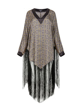 Bedrucktes Seidenponcho-Kleid mit langen Fransen aus schwarzer Viskose und schwarzen Seidensatin-Details an Kragen und Manschetten. Hergestellt aus Naturfaser.