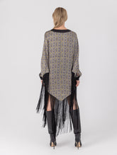 Bedrucktes Seidenponcho-Kleid mit langen Fransen aus schwarzer Viskose und schwarzen Seidensatin-Details an Kragen und Manschetten. Hergestellt aus Naturfaser.