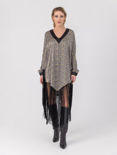 Bedrucktes Seidenponcho-Kleid mit langen Fransen aus schwarzer Viskose und schwarzen Seidensatin-Details an Kragen und Manschetten. Hergestellt aus Naturfaser.