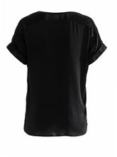 T-Shirt aus Seide mit Details aus 100% Viskose, weiten Ärmeln und geschmackvollen Details an den Schultern