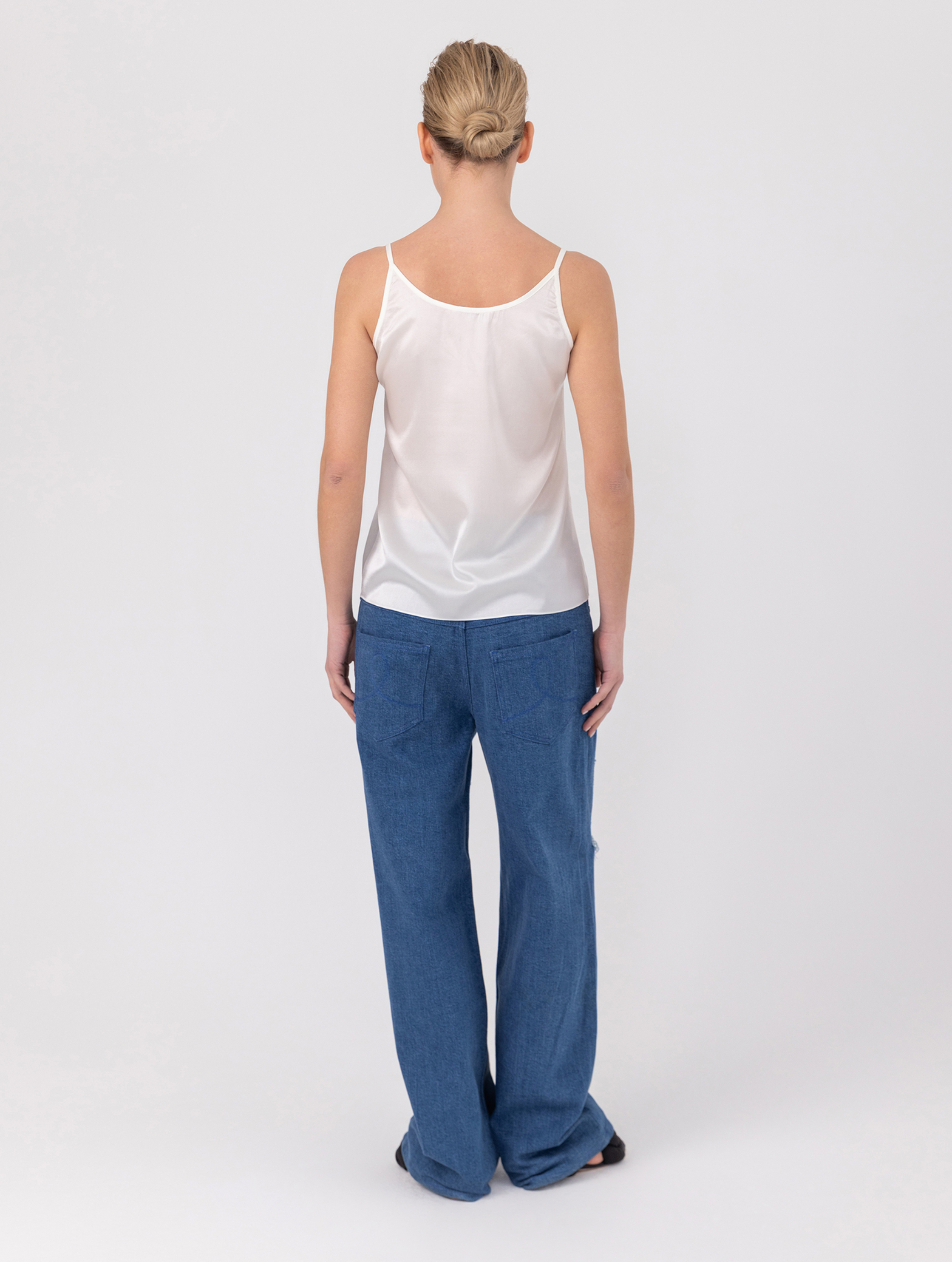 Top aus 100% feinster Seide mit puristischem, schlanken Design