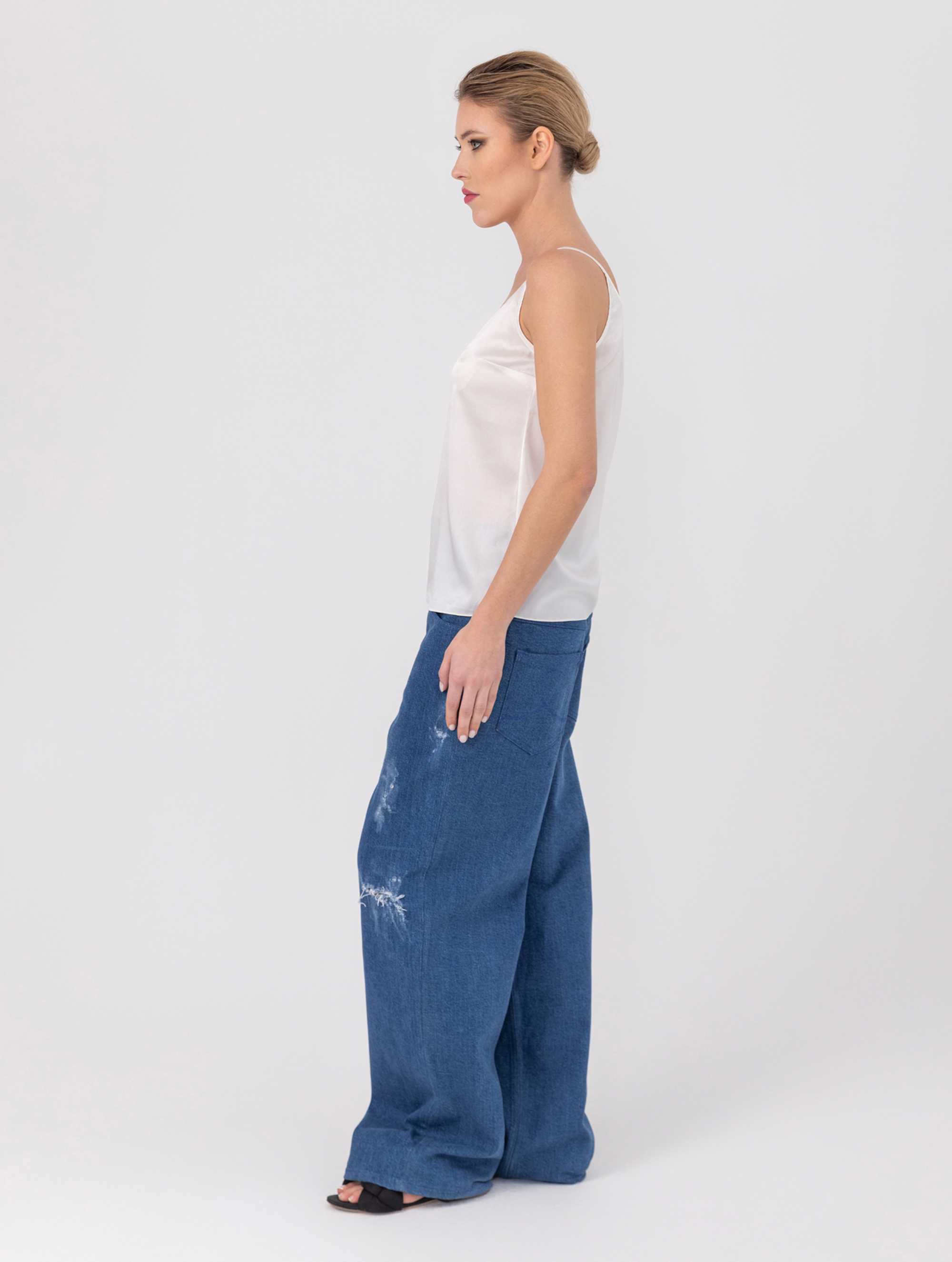 Top aus 100% feinster Seide mit puristischem, schlanken Design