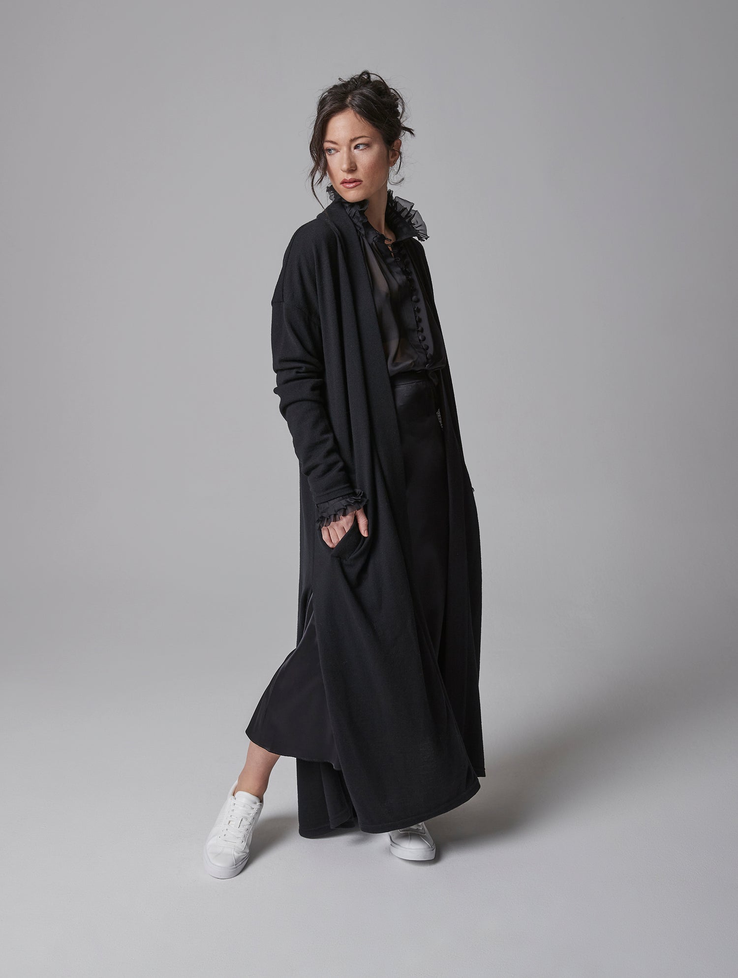 Bodenlanger Strickmantel aus 100% Wolle mit einem schmeichelhaften Schalkragen und praktischen seitlichen Taschen